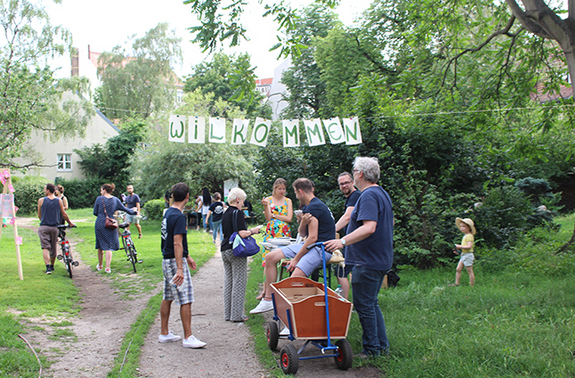 Das Ganghofer Kiezfest fand 2019 zwischen Obstbäumen hinter dem Museum im Böhmischen Dorf statt. Bild: QM Ganghoferstraße 