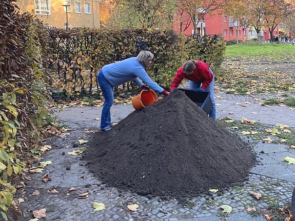 Die Hochbeete wurden bereits mit Erde befüllt und sind jetzt bereit zum Bepflanzen. (Bild: Julia Schonlau)