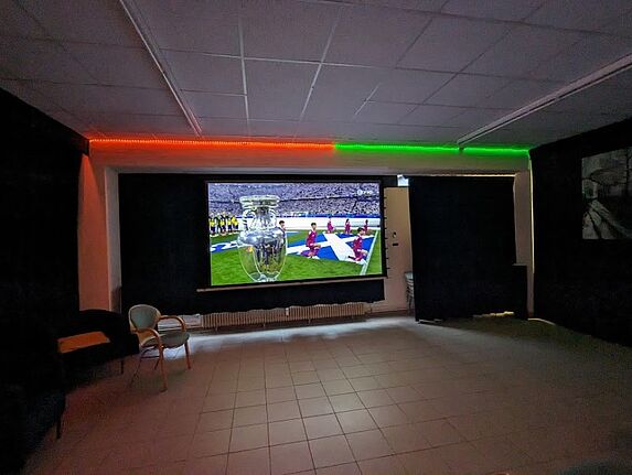 Im Kiezladen WaMa sorgt eine große Leinwand für beste Sicht auf die Fußball-Europameisterschaft. (Bild: Joachim Schmidt)
