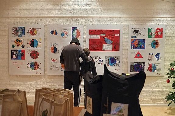 Groß und Klein sahen sich die Ausstellung zum Thema Müll im Nachbarschaftstreff „mittendrin“ an. (Bild: H. Heiland)