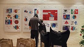 Groß und Klein sahen sich die Ausstellung zum Thema Müll im Nachbarschaftstreff „mittendrin“ an. (Bild: H. Heiland)