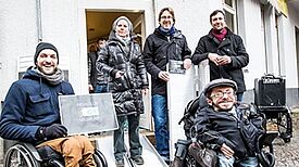 Aktivist Raul Krauthausen (vorne rechts) freut sich zusammen mit Bezirksstadtrat Jochen Biedermann (hinten Mitte) und den Anwohnern über die neuen Rampen. Foto: AG.URBAN und Jörg Farys, die projektoren
