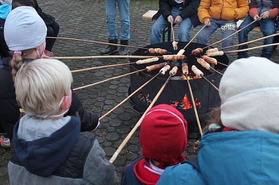 Im Anschluss wird noch gemeinsam Stockbrot gegrillt. (Foto: Kiezredakteur) 