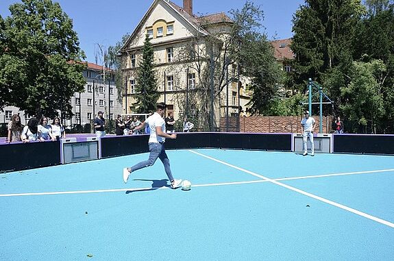 Schüler testen das interaktive Sportfeld „TORO“. Bild: QM High-Deck-Siedlung/Sonnenallee-Süd