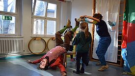 Proben zu „Pinocchio“ in der Kita Schwanheimer Straße mit Lorenzo Pennacchietti und Vanessa Thüring. (Bild: R. Friedrich)