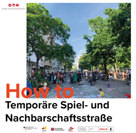Das Titelbild der Praxisanleitung präsentiert Kinder auf einer temporären Spielstraße im Pankkiez. 