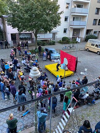 Im Soldiner Kiez feierte das Projekt „Reallabor Spielstraßen: Alles rollt!“ zum Autofreien Tag das Finale der Spielstraßensaison (Bild: QM Soldiner Straße / Wollankstraße)