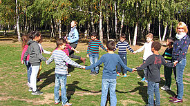 Am Birkenwäldchen im Mauerpark: Kinder lernen ihren Kiez kennen Bild: QM Brunnenviertel-Brunnenstraße