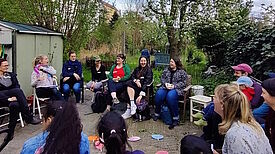 Beim Auftakttreffen erzählen Nachbarinnen und Nachbarn wieviel Gartenerfahrung sie haben und was sie sich für den Gemeinschaftsgarten wünschen. (Bild: QM Harzer Straße / Birgit Leiß)