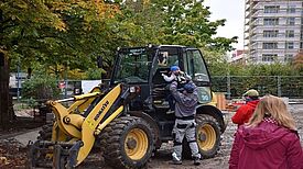 Am 15. Oktober 2020 konnten die kleinen Kastanienkiezbewohnerinnen und –bewohner einmal in einem richtigen Bagger sitzen. Bild: QM Boulevard Kastanienallee