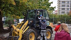 Am 15. Oktober 2020 konnten die kleinen Kastanienkiezbewohnerinnen und –bewohner einmal in einem richtigen Bagger sitzen. Bild: QM Boulevard Kastanienallee