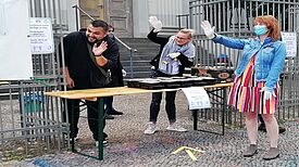 Ab 13.30 Uhr beginnt die Ausgabe der Mahlzeiten. Bild: SmArt StadtMuster art.e.m Berlin GbR