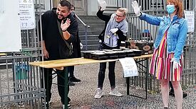 Ab 13.30 Uhr beginnt die Ausgabe der Mahlzeiten. Bild: SmArt StadtMuster art.e.m Berlin GbR