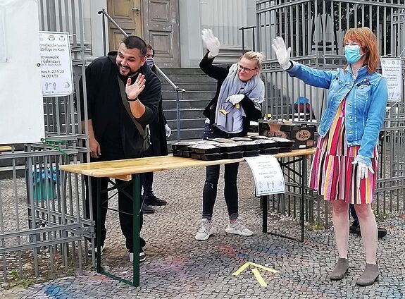 Ab 13.30 Uhr beginnt die Ausgabe der Mahlzeiten. Bild: SmArt StadtMuster art.e.m Berlin GbR