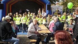 Auf dem Friedensfest traten auch Kita-Kinder sowie Schülerinnen und Schüler auf. Bild: Rolf A. Götte
