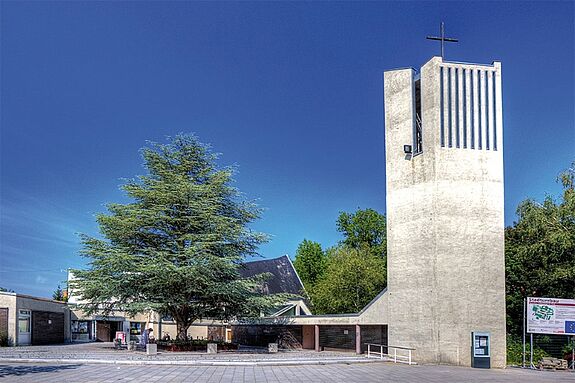 Früher Kirche, vorübergehend Kita und bald Begegnungszentrum – die Zufluchtskirche (Bild: QM Falkenhagener Feld-West)