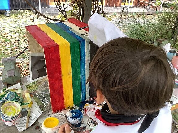 Die Bienenkästen der Lernwerkstatt der Zürich-Schule leuchten jetzt in den Farben des Regenbogens. (Bild: QM Glasower Straße)