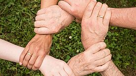 Mit dem Förderprogramm Engagement fördern, Ehrenamt stärken und gemeinsam wirken. Das Symbolbild soll in der Zeit des COVID 19 auf den Gemeinschaftssinn hinweisen. Bild: fauxels/ pexels 