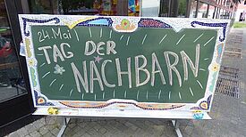 Verziertes Schild zum Tag der Nachbarn. Foto: Kiezredakteur / QM Hellersdorfer Promenade