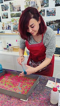 Mit speziellen Pinseln und Naturfarben entstehen unter der Anleitung von Mine Güccük Ebru-Kunstwerke. (Bild: Birgit Leiß / Webredaktion)