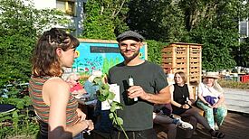 Teilnehmerinnen und Teilnehmer des Rollberger „Sommernachtstraums“ entspannten in der grünen Oase. (Bild: H. Heiland)