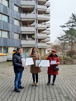 Für das neue Programm „Sauberkeit und Sicherheitsempfinden in Großsiedlungen“ überreichten Ülker Radziwill (r.) und Uwe Brockhausen an Snezana Michaelis, Mitglied des Vorstandes der Gewobag AG, zwei Schecks. (Bild: Johannes Raschke)