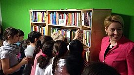 Bezirksbürgermeisterin Dr. Franziska Giffey eröffnet das Verschenkregal. Foto: Rebecca Haertel, Berliner Büchertisch e.V.