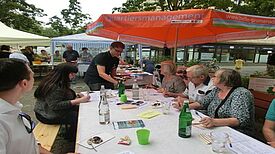Beim Promenadenbuffet rund um das „Bunte Haus“ konnten verschiedene Speisen und Getränke probiert werden. Foto: S.T.E.R.N.