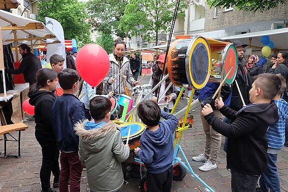Das Musikinstrument „Spacemobil“ auf dem Hederlezi-Fest, umringt von Kindern. Bild: Birgit Leiß.