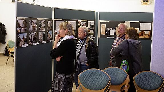 Fotos dokumentieren die Veränderungen im Kosmosviertel. Foto: Benjamin Barthmann