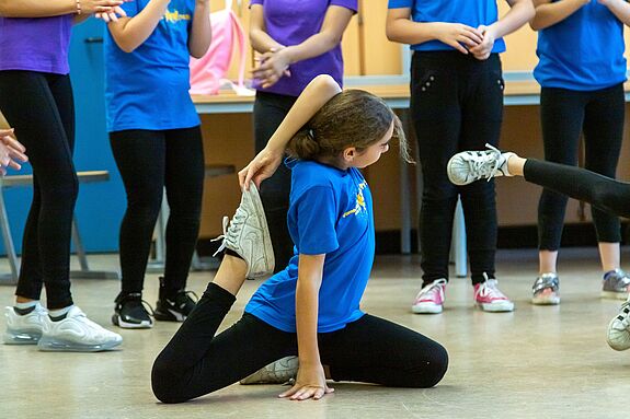 Eine Schülerin führt auf der Tanzfläche Breakdance auf. Foto: G. Arndt / GB