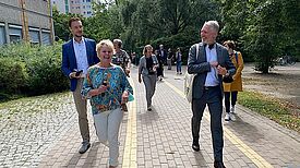 Spaß beim Quartiersrundgang: Gordon Lemm,  Schulleiterin Barbara Reich, Sebastian Scheel. (Foto: Die Hellersdorfer)