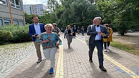 Spaß beim Quartiersrundgang: Gordon Lemm,  Schulleiterin Barbara Reich, Sebastian Scheel. (Foto: Die Hellersdorfer)