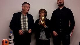 (v.l.n.r.) Baustadtrat Thomas Blesing mit der Preisträgerin Eva Eichert vom „Warthe-Mahl“ und Quartiersmanager Oliver Heimes Bild: QM Schillerpromenade