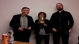 (v.l.n.r.) Baustadtrat Thomas Blesing mit der Preisträgerin Eva Eichert vom „Warthe-Mahl“ und Quartiersmanager Oliver Heimes Bild: QM Schillerpromenade