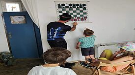 Am Schach-Wandbehang wird weitere Theorie vermittelt. (Bild: Birgit Leiß/Webredaktion)