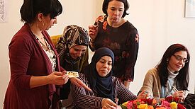 Der kreative Weltfrauentag im Quartiersmanagementbüro am Mehringplatz. Foto: QM Mehringplatz