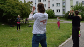 Die Aktion „Dein Balkon wird zum Fitnessstudio“ motiviert die Bewohnerinnen und Bewohner des Kastanienkiezes zu mehr Bewegung. Bild: QM Boulevard Kastanienallee