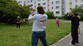 Die Aktion „Dein Balkon wird zum Fitnessstudio“ motiviert die Bewohnerinnen und Bewohner des Kastanienkiezes zu mehr Bewegung. Bild: QM Boulevard Kastanienallee