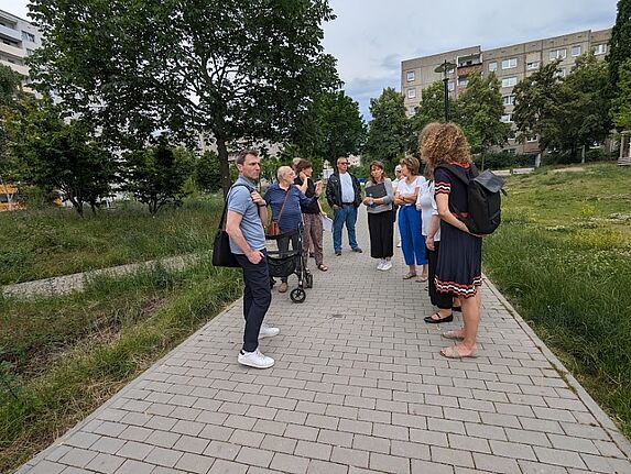 Die Teilnehmenden spazierten durch den Grünzug im Kosmosviertel und erfuhren Vieles über die geplanten oder schon umgesetzten Maßnahmen. (Bild: Joachim Schmidt)