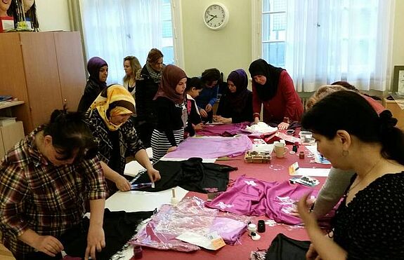 Die Teilnehmerinnen bei der Gestaltung der Schals. Foto: Cimen Uzunoglu