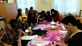 Die Teilnehmerinnen bei der Gestaltung der Schals. Foto: Cimen Uzunoglu