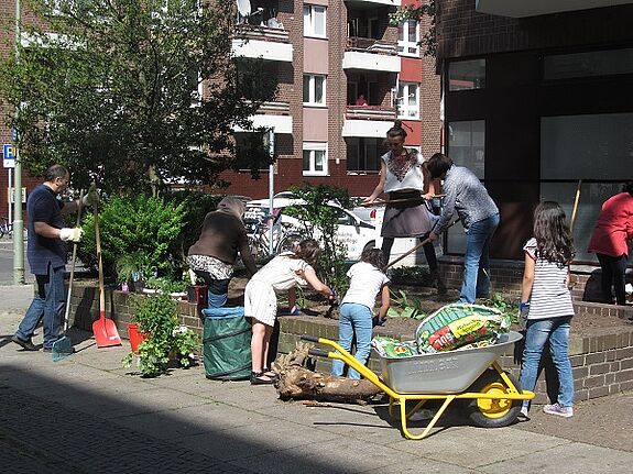 Nachbarinnen und Nachbarn verschönern die Steinmetzstraße. Foto: NSZ Steinmetzstraße / GB