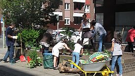 Nachbarinnen und Nachbarn verschönern die Steinmetzstraße. Foto: NSZ Steinmetzstraße / GB