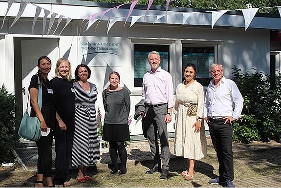 Gruppenbild: Senator Sebastian Scheel mit dem QM-Team. (Bild: QM Thermometersiedlung)