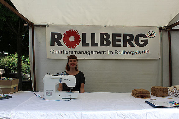 Am Stand des QM Rollbergsiedlung reparierte Mitarbeiterin Lotta kaputte Kleidung mit ihrer Nähmaschine. (Bild: Mathias Hühn)