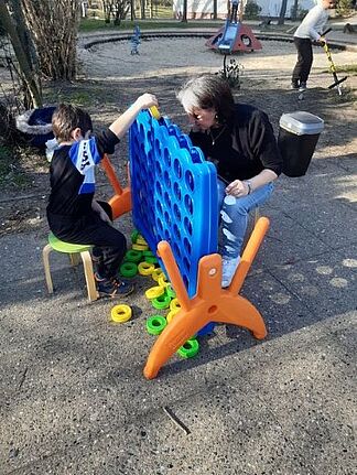 Das übergroße Vier gewinnt-Spiel bereitete Groß und Klein gleichermaßen Freude. (Bild: QM Dammwegsiedlung / Weiße Siedlung & Nachbarschaftsheim NK)