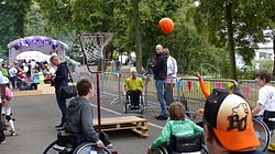 Streetball im Rollstuhl beim inklusiven Kinder- und Jugendfest  Foto: Volker Kuntzsch