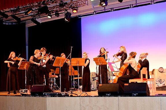 Das ukrainische Exilorchester Mriya spielte auch in der Gropiusstadt. (Bild: Undine Ungethüm)