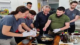 Beim Kochkurs lernten die Teilnehmenden, wie man Falafel zubereitet. (Bild: Birgit Leiß / Webredaktion)